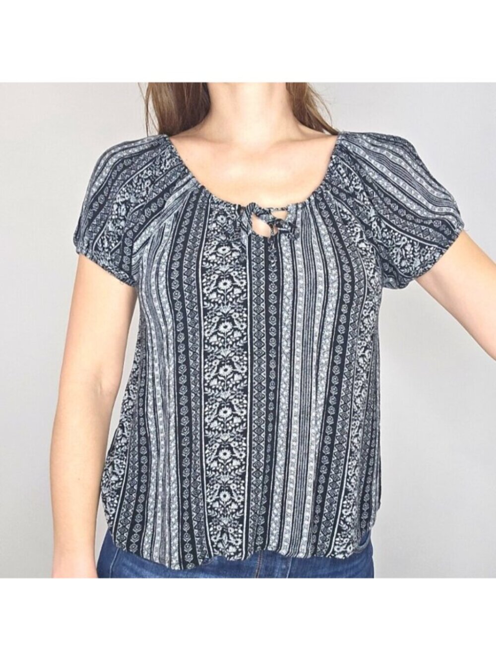 Mudd Black and White Patterned Women's Short Sleeve Top Size Medium